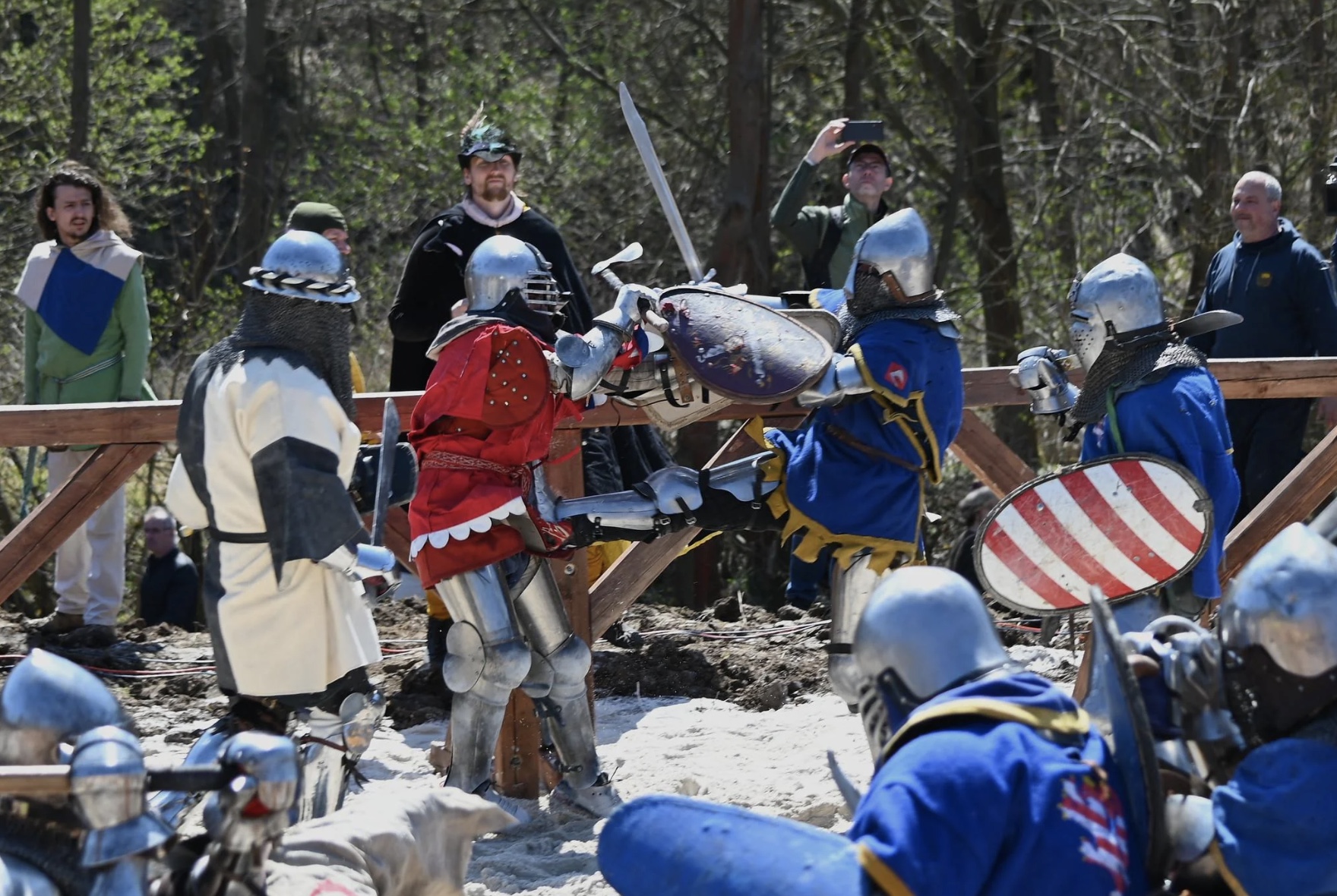 33 Painful Pics from Medieval Cage Fights