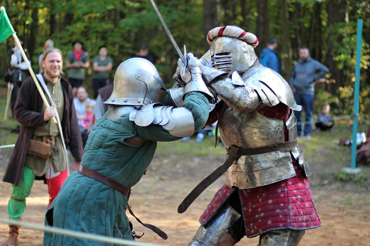 33 Painful Pics from Medieval Cage Fights