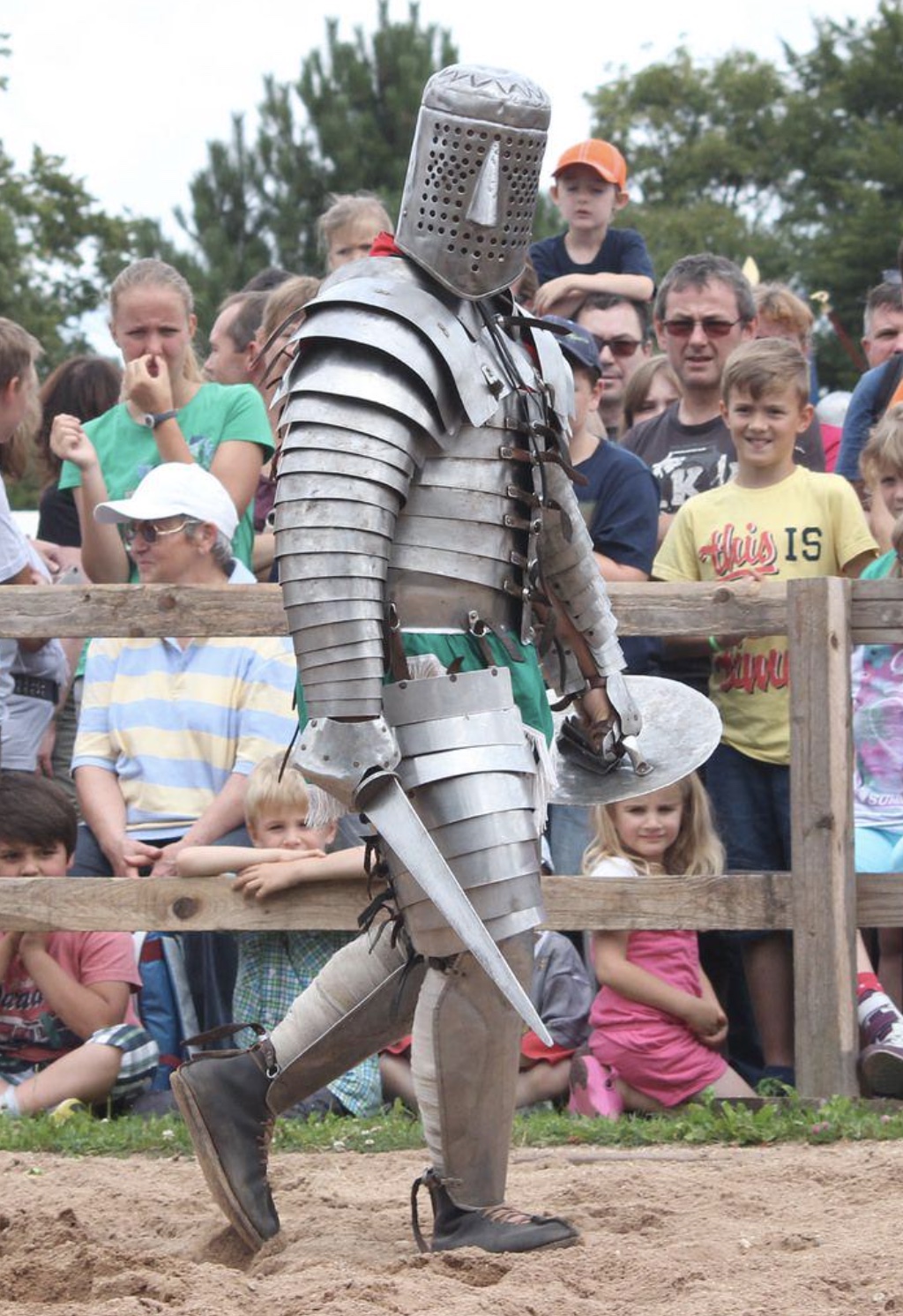 33 Painful Pics from Medieval Cage Fights