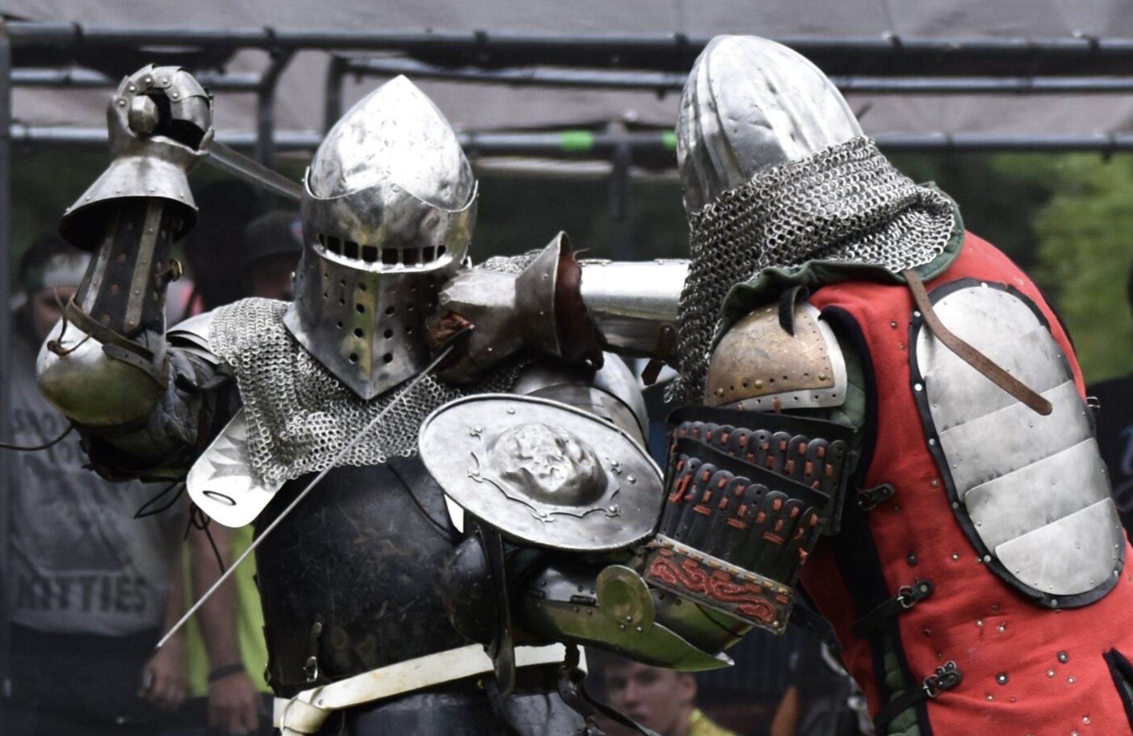 33 Painful Pics from Medieval Cage Fights