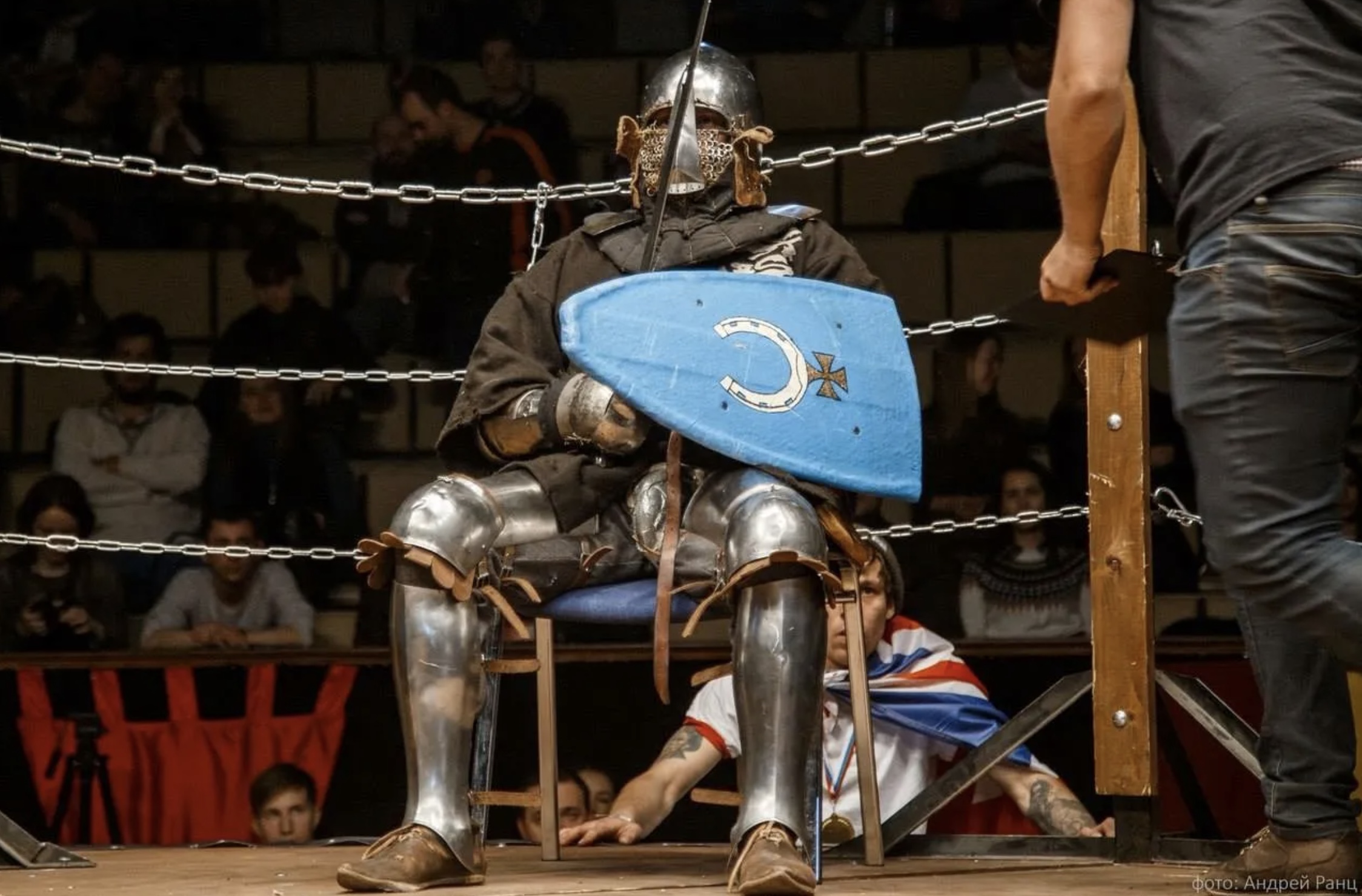 33 Painful Pics from Medieval Cage Fights