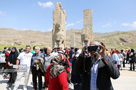 تصاویر: گردشگران نوروزی ۱۴۰۲ در تخت جمشید