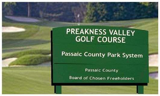 E14141 - Public Golf Course Wooden Entrance Sign