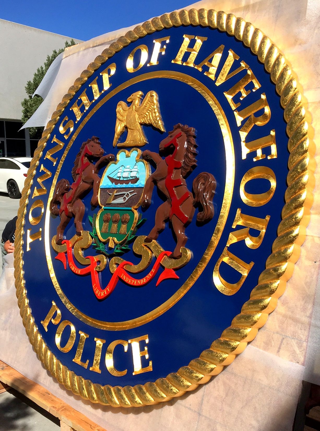 M7329 - Carved 3D Gold-Leaf Gilded Wall Plaque  for the Police Department of the Township of Haverford,with  Coat-of-arms of the State of Pennsylvania