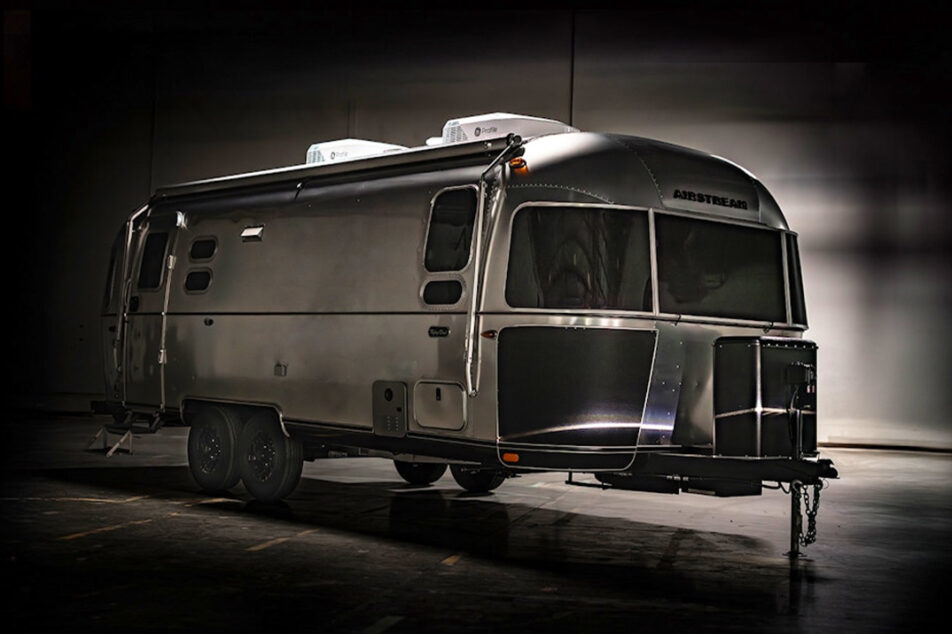 Airstream Flying Cloud Midnight Flamingo 0 Hero