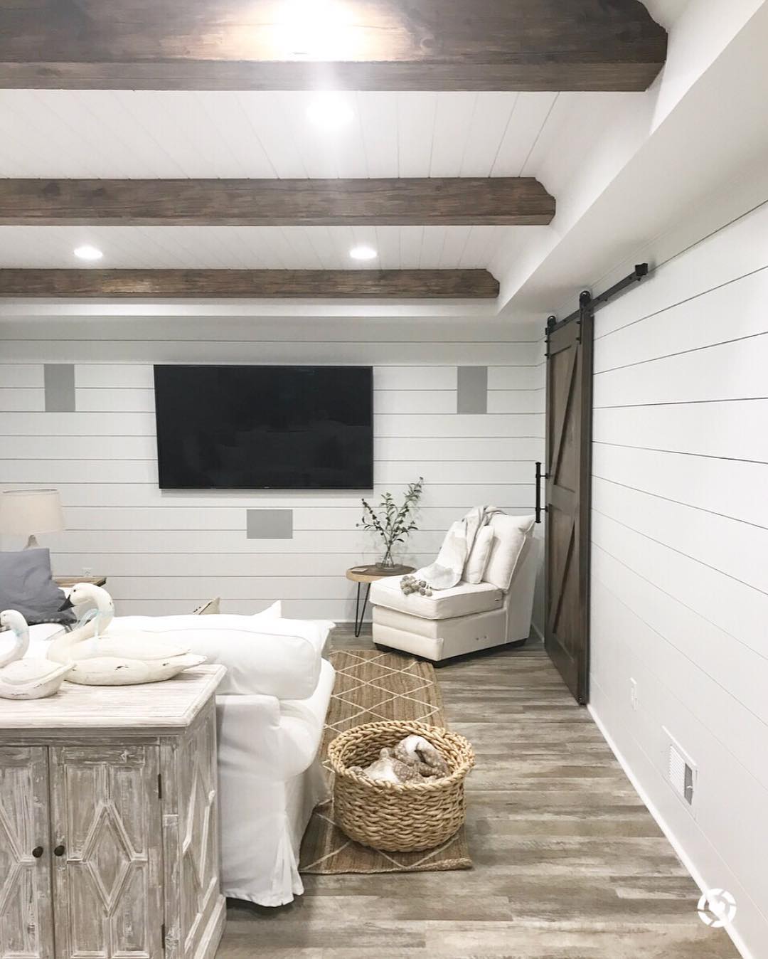 Grey walls and leather furniture for basement