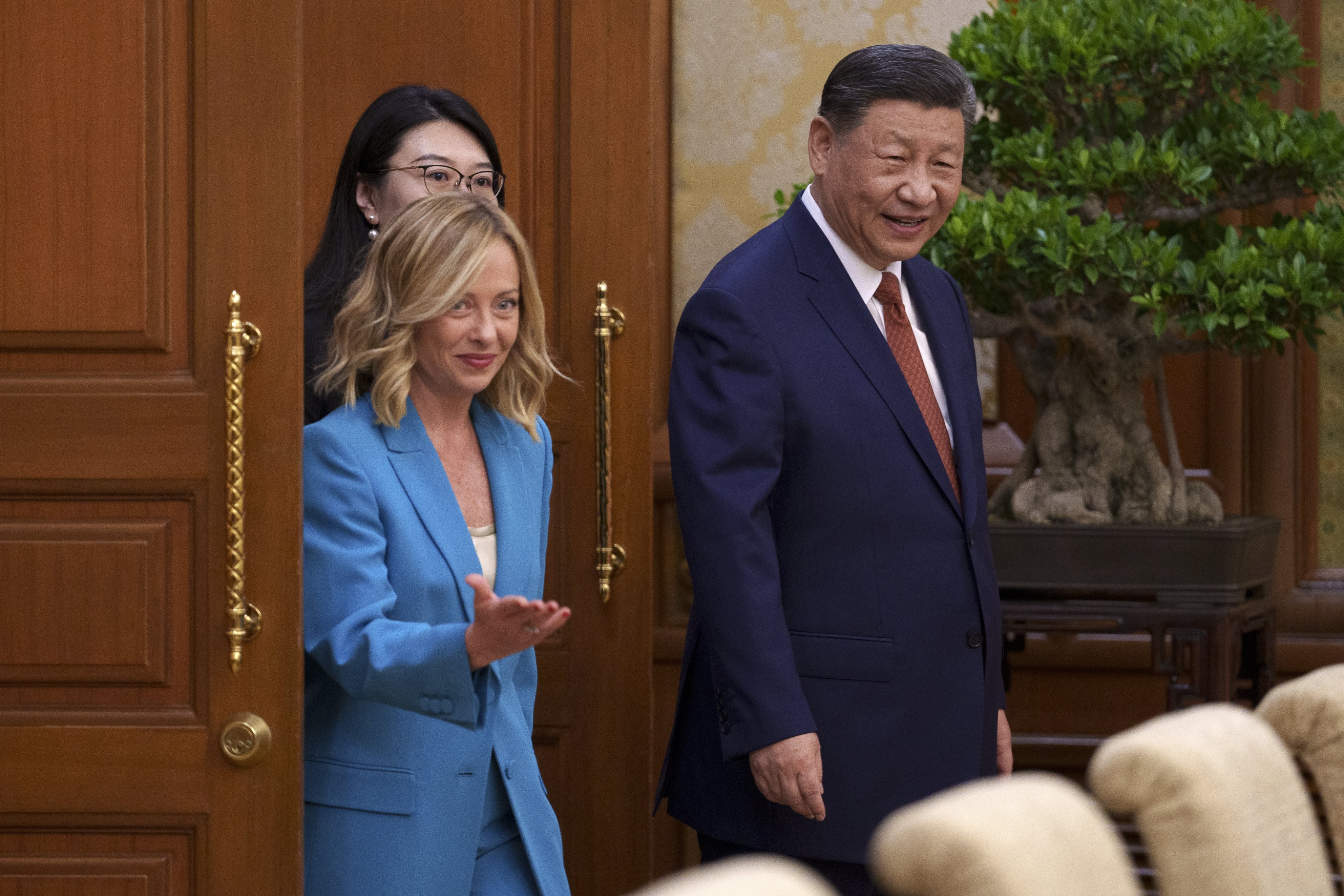 Chinese President Xi Jinping (right) walks with Italian Prime Minister Giorgia Meloni (left) for a meeting at the Diaoyutai State Guesthouse in Beijing on July 29. Photo: EPA-EFE