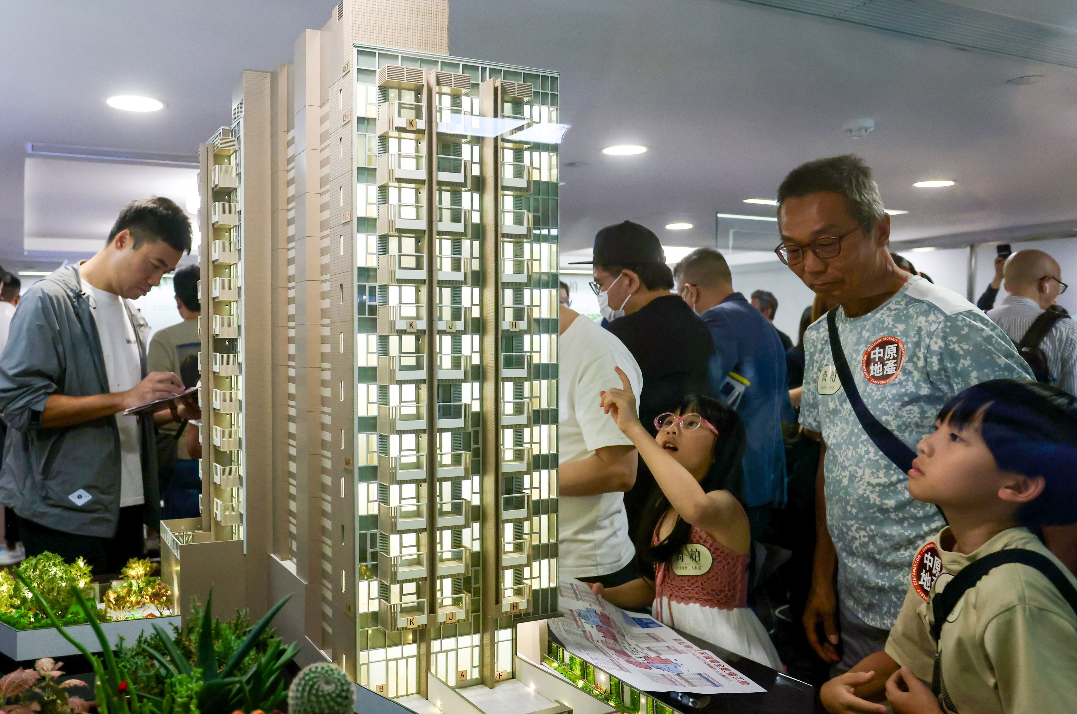 Lai Sun Development put 98 units on sale at The Parkland residential project on Sunday. Photo: Jonathan Wong