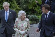 queen elizabeth emmanuel macron