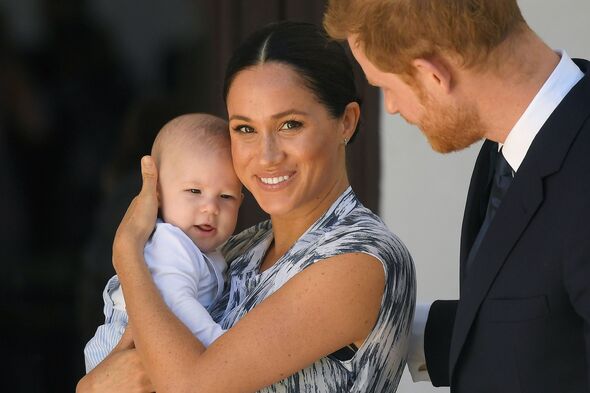 Harry and Meghan hold baby Archie