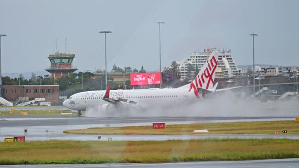 boeing plane emergency landing windscreen cracks