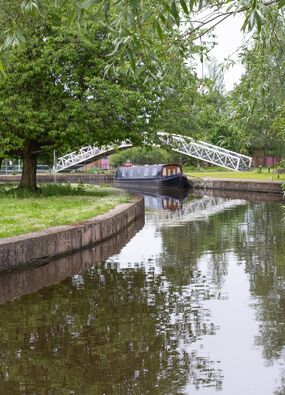 UK-canal-boat-hire-holidays