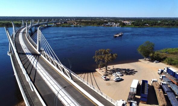 world shortest border botswana zambia kazungula bridge africa