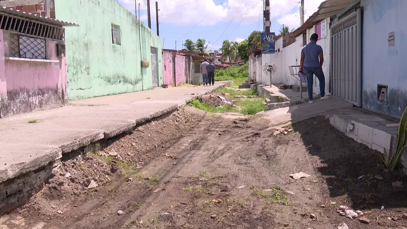 Calendário em Rua no Sesi, em Bayeux: Rua Maria Guedes sofre com alagamentos constantes, inclusive com a água invadindo as casas dos moradores