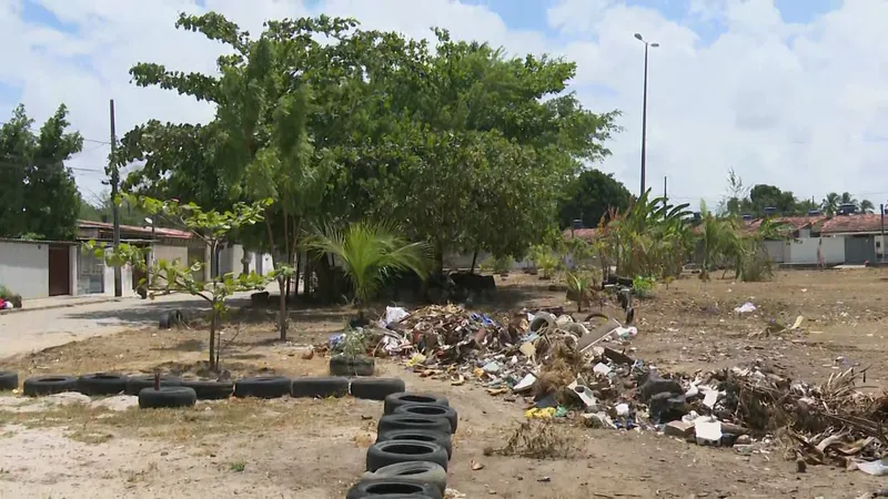 Calendário JPB em terreno abandonado no Colinas do Sul, em João Pessoa