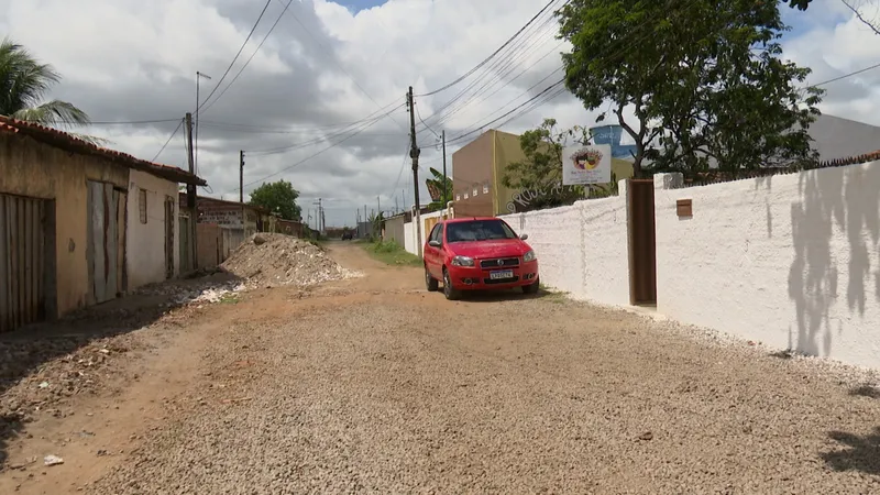 Calendário JPB em rua sem calçamento em Marcos Moura, Santa Rita