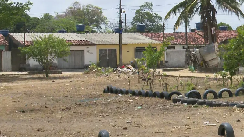 Calendário JPB em terreno abandonado no Colinas do Sul, em João Pessoa