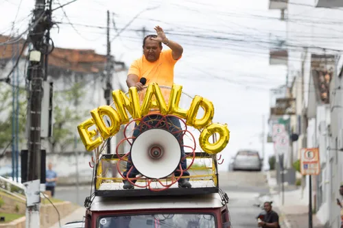 
				
					Ednaldo Pereira estrela filme com OVNIs, jogo de xadrez e política em Guarabira
				
				