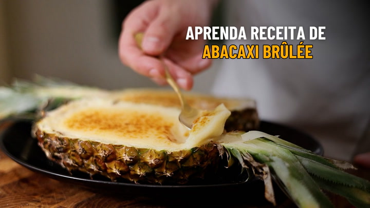 Thumbnail - O chef Pedro Kucht ensina a preparar uma sobremesa fácil e deliciosa para o verão: abacaxi brûlée, feito na própria fruta