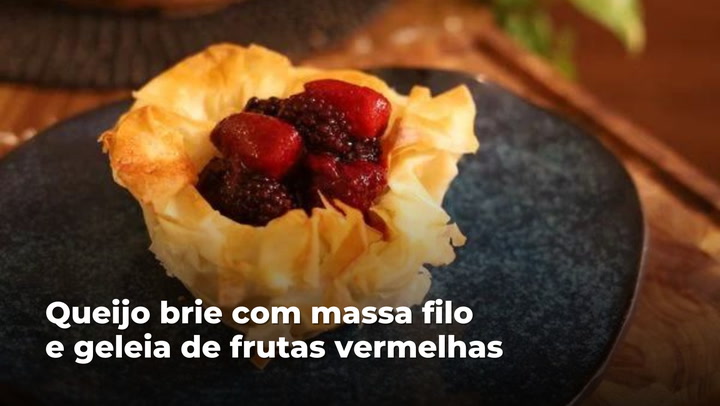 Thumbnail - Aprenda com o chef Pedro Kucht a preparar uma entrada deliciosa: queijo brie com massa filo e geleia de frutas vermelhas.