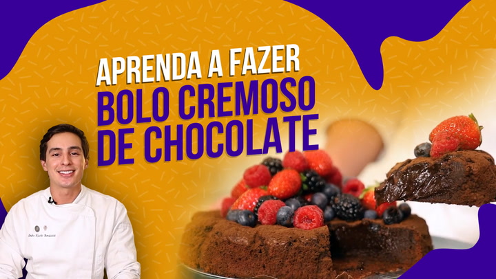 Thumbnail - O chef Pedro Kucht ensina a preparar um delicioso bolo cremoso de chocolate com frutas vermelhas.