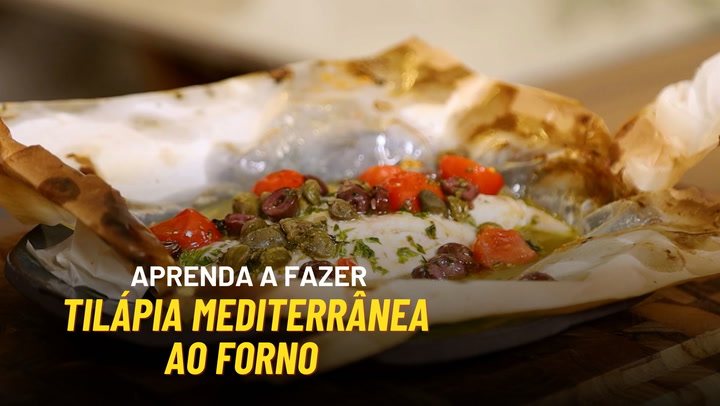 Thumbnail - O chef Pedro Kucht ensina a preparar uma deliciosa receita de peixe assado ao cartoccio, com papel-manteiga, temperado com tomate, alcaparra e azeitona.