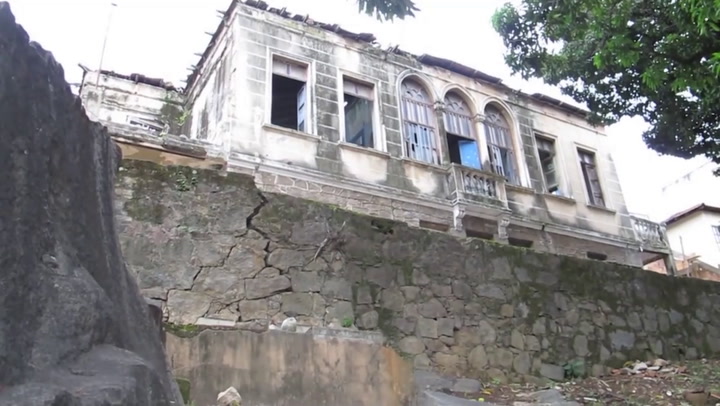 Thumbnail - No meio da Cidade Alta, no Centro de Vitória, um casarão com fama de mal-assombrado resistiu imponente à própria história e aos anos de abandono. O imóvel foi construído em 1943 na Rua Dom Fernando pelo imigrante judeu libanês José Jacob Saad