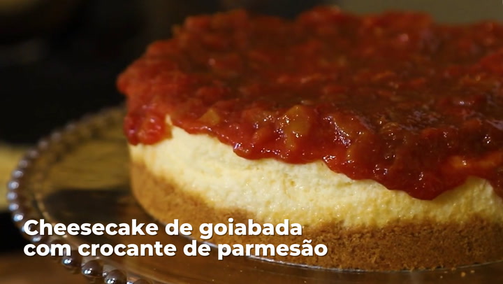 Thumbnail - Na coluna Menu da Semana especial de Dia das Mães, o chef Pedro Kucht ensina a preparar uma sobremesa de dar água na boca: cheesecake de goiabada com crocante de parmesão.