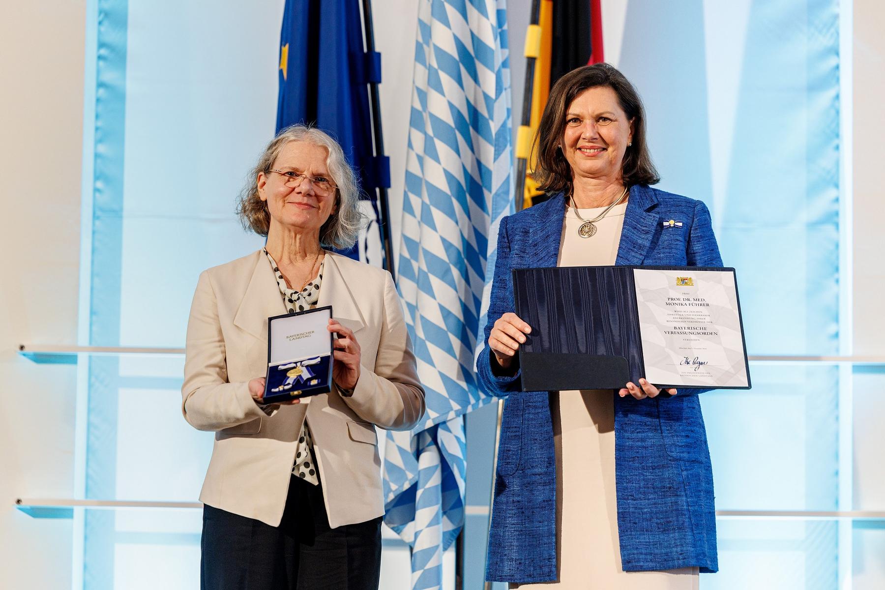 Prof. Dr. med. Monika Führer mit Landtagspräsidentin Ilse Aigner