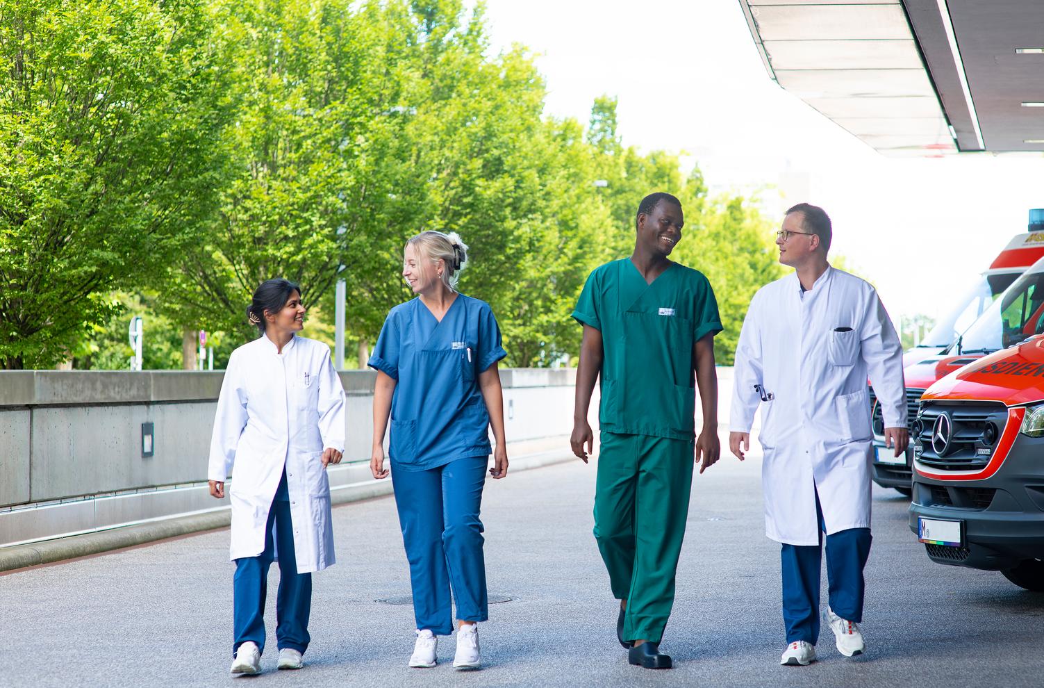  Interdisziplinäres Team vor der Notaufnahme