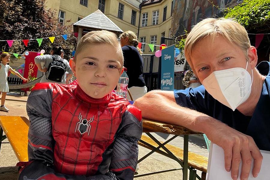 Dr. Eberhard Lurz mit einem Patienten auf dem Sommerfest im Haunerschen Kinderspital