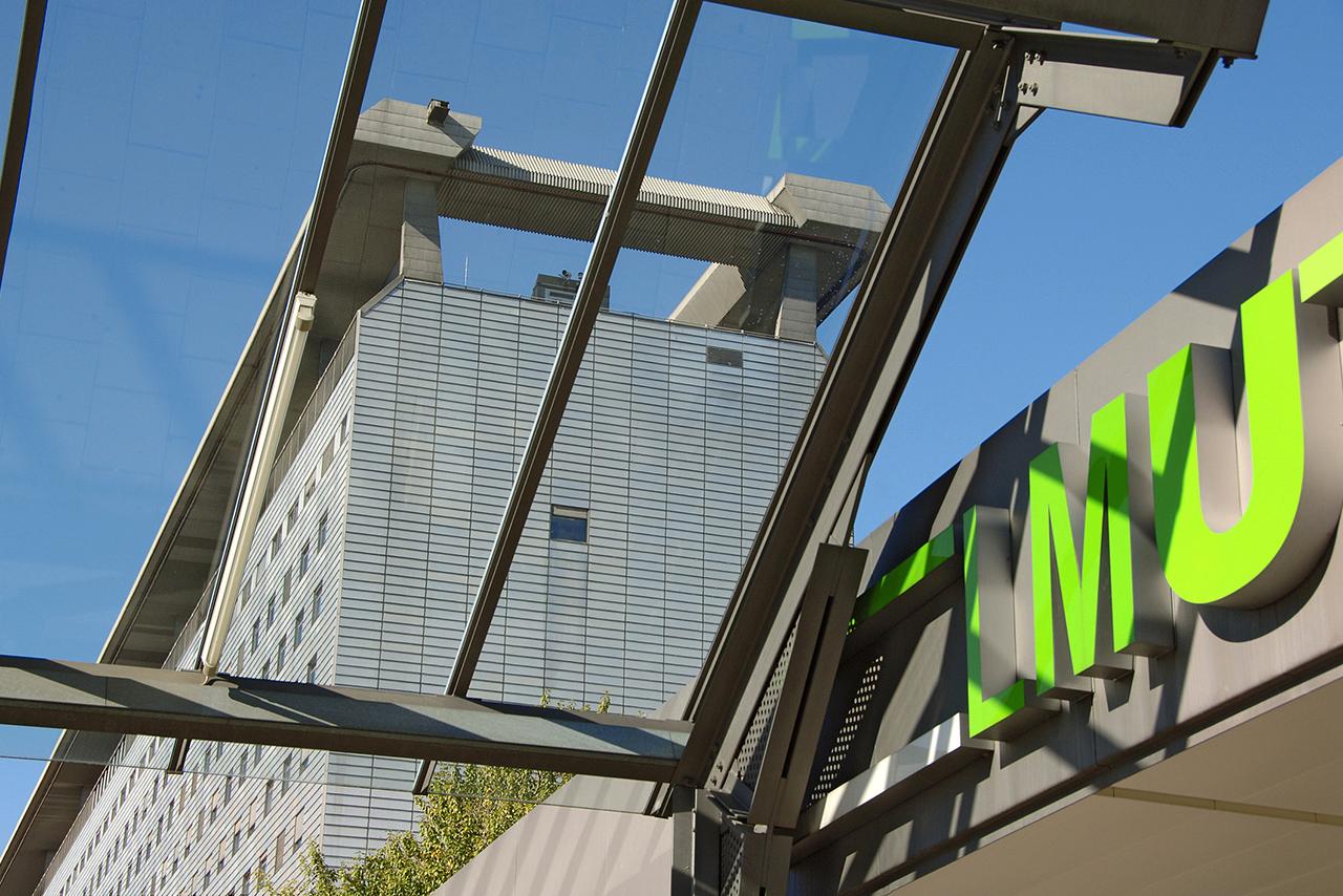 LMU Klinikum: Blick nach oben vor dem Haupteingang des Gebäudess am Campus Großhadern