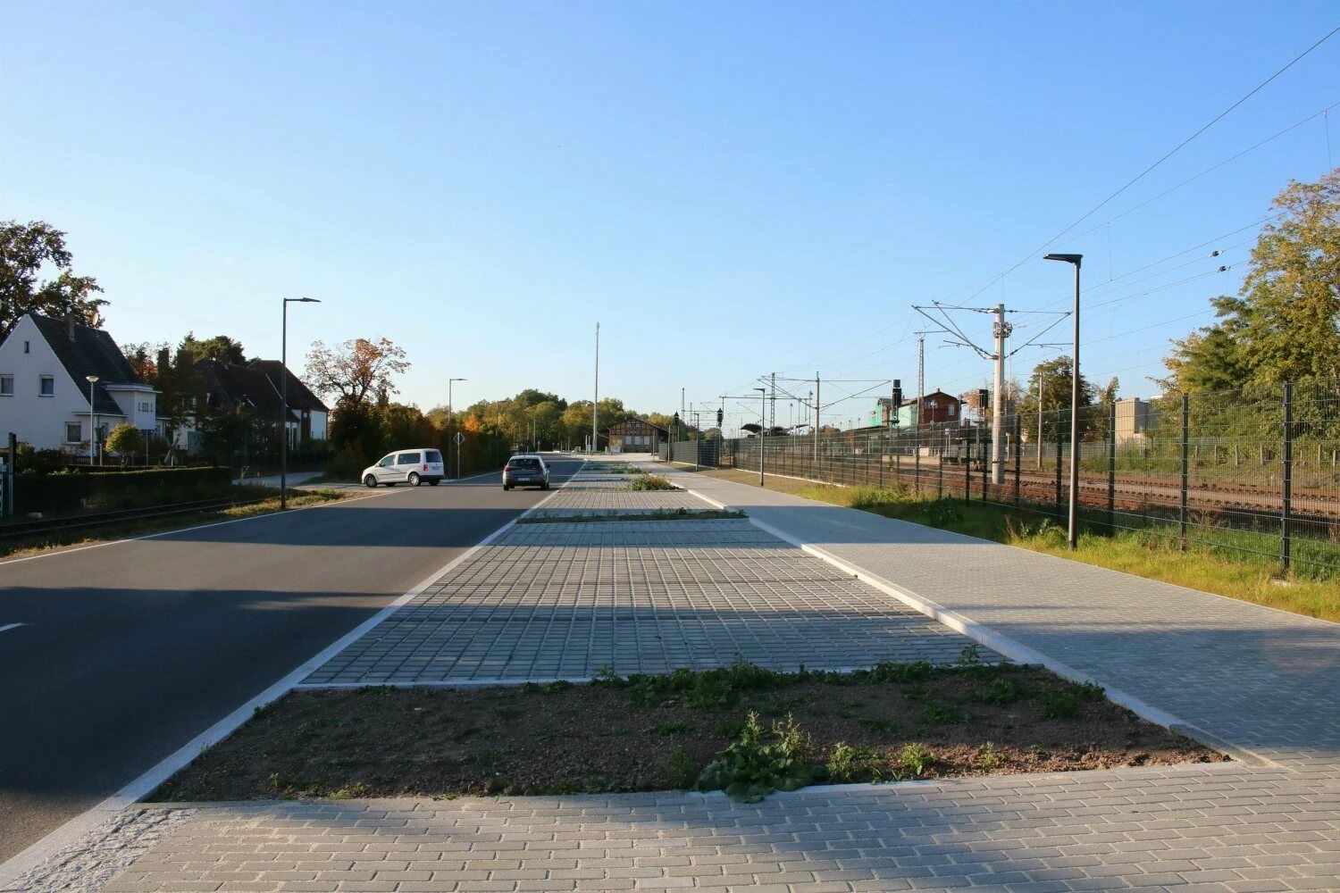 Entlang der Straße Majoransheide entstanden fast 100 zusätzliche Parkplätze in der Nähe des Bahnhofs. Allerdings fehlt von hier aus noch der Zugang über den geplanten Tunnel.