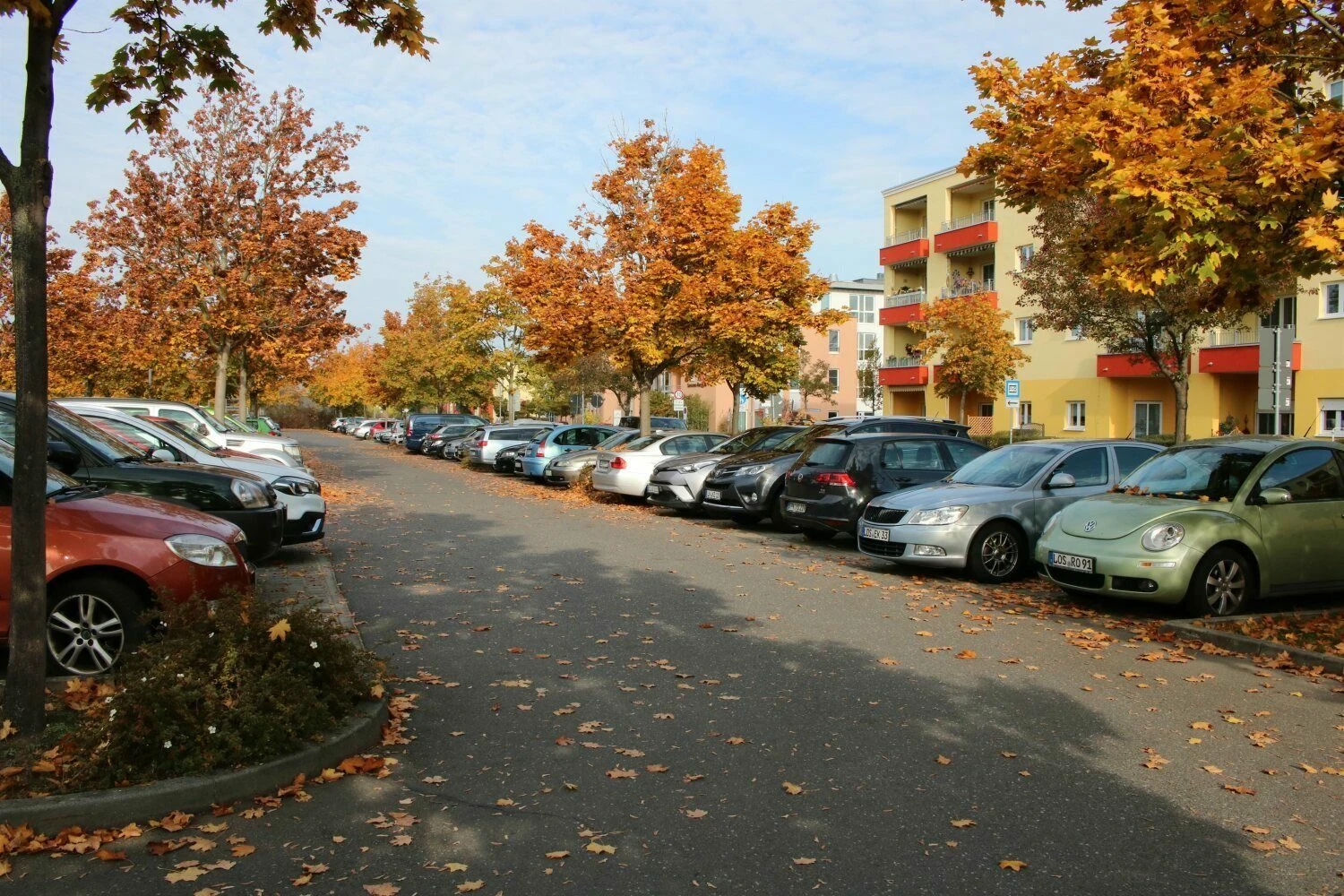 Der Pendlerparkplatz auf der Ostseite ist bis auf den letzten Platz gefüllt.