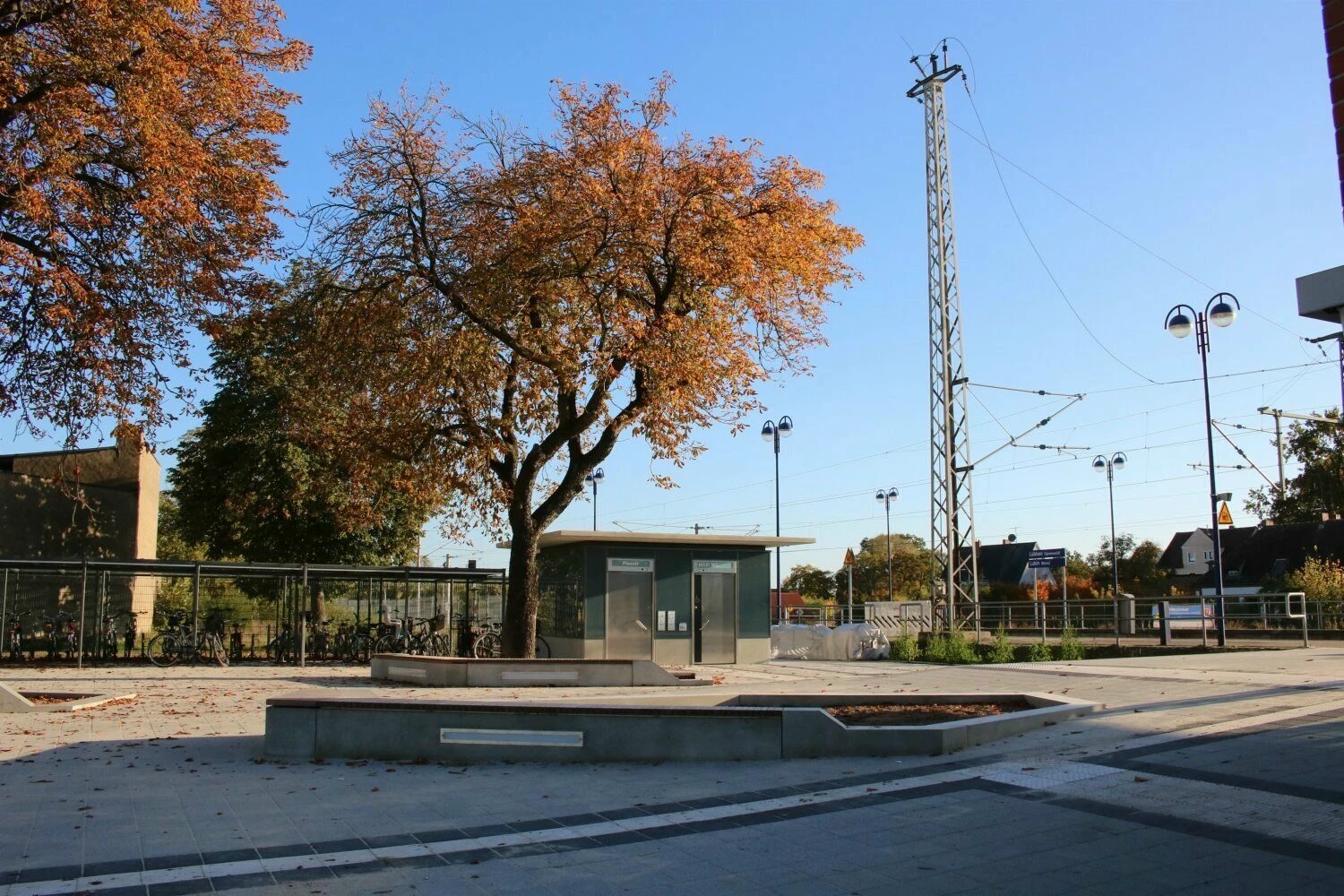 Neue Sitzgelegenheiten am Bahnhof und ein ansprechendes Toilettenhäuschen.