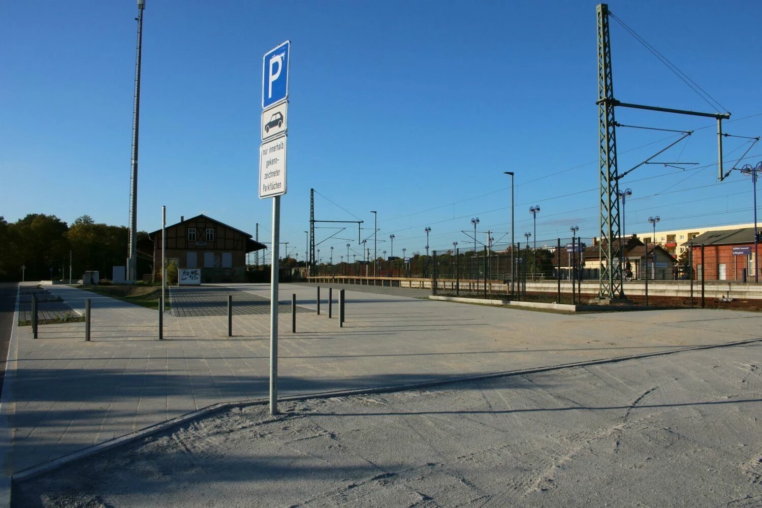 Eine große Sandfläche bleibt unbefestigt. Hier werden im Zusammenhang mit dem Tunnelbau der Eingangsbereich und weitere Fahrradständer entstehen.