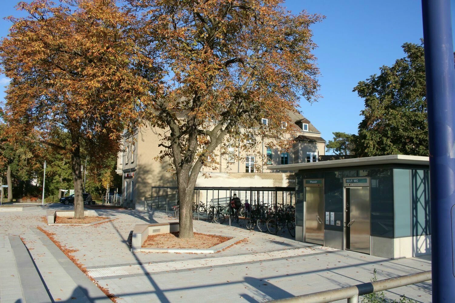 Viel Granit und wenig Sand. Der Bahnhofsvorplatz in Lübben macht so einen sauberen und freundlichen Eindruck.