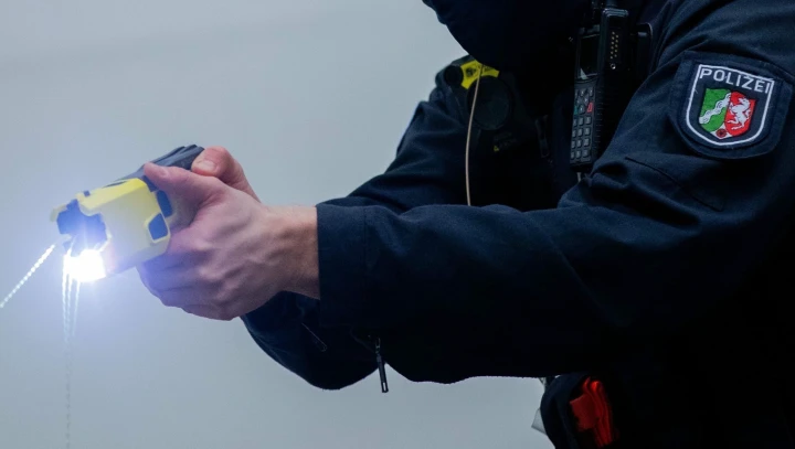 Männer greifen Polizisten an – Beamte setzen Taser ein