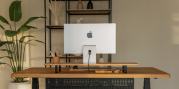 Standing Tall: Oakywood Adjustable Desk Doesn’t Sit Still