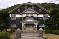 The facade of the former Hasami Municipal Chuo Elementary School auditorium and public hall, with its characteristic overhanging triangular roofs and window arrangement, is seen in Hasami, Nagasaki Prefecture, on Nov. 24, 2021. (Mainichi/Minoru Kanazawa)