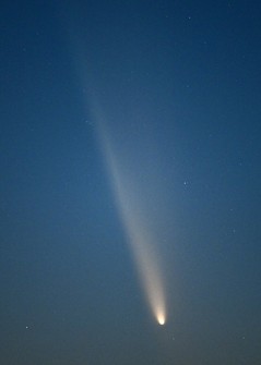 Comet Tsuchinshan-ATLAS, with its long tail, is seen from Tateyama, Chiba Prefecture, at 6:19 p.m. on Oct. 13, 2024. It was clearly visible to the naked eye. (Mainichi/Koichiro Tezuka)