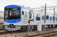 The sixth car of Fukuoka City Subway's new "4000 series" train, with a large window seen in the center, is pictured in Fukuoka's Nishi Ward on Oct. 23, 2024. (Mainichi/Hibiki Yamaguchi)