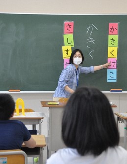 This unrelated photo shows a class being held for students in need of Japanese language instruction in the city of Yokohama's Naka Ward on June 11, 2020. (Mainichi)