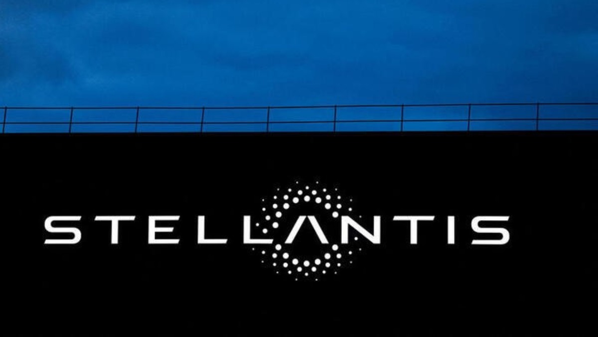 Logo de Stellantis en el edificio de la compañía en Velizy-Villacoublay, cerca de París, Francia. Febrero 2022. Foto: (Reuters)