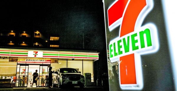 El propietario de 7-Eleven rechazó una oferta en efectivo por 39 mil mdd de la canadiense Alimentation Couche-Tard. YUICHI YAMAZAKI/AFP