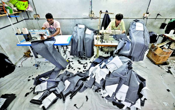 Jornaleros cosen pantalones en una fábrica de la ciudad de Ahmedabad. AMIIT DAVE/REUTERS