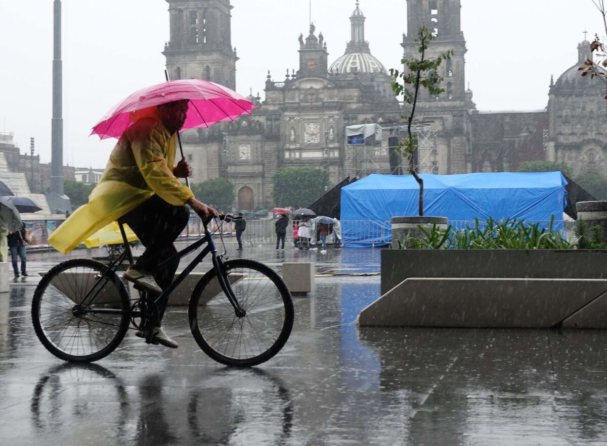 Prevén lluvias de relevancia en México por dos posibles ciclones y un nuevo frente frío este domingo. | Cuartoscuro