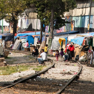 Migrantes originarios de Venezuela habitan en las inmediaciones de las vías del tren ante el abarrotamiento de refugios | Guillermo Osorno