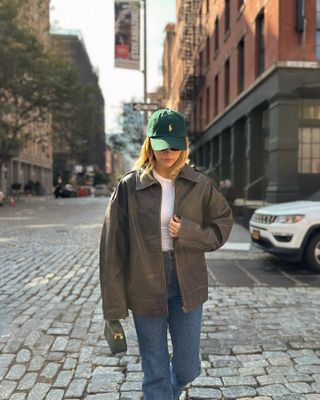 Stylish woman wearing a baseball cap.