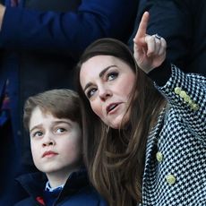 Kate Middleton pointing with Prince George